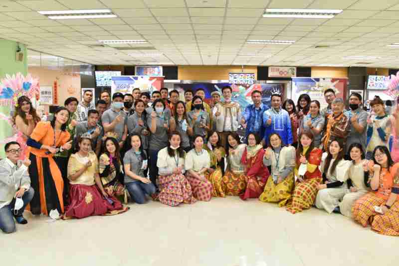 友達推動「安心、、、、創新、、、用心、、、、同心、、盡心」五星職旅，，為菲籍員工打造全方位照護，，，首度贏得「人權實踐與發展領袖獎」殊榮