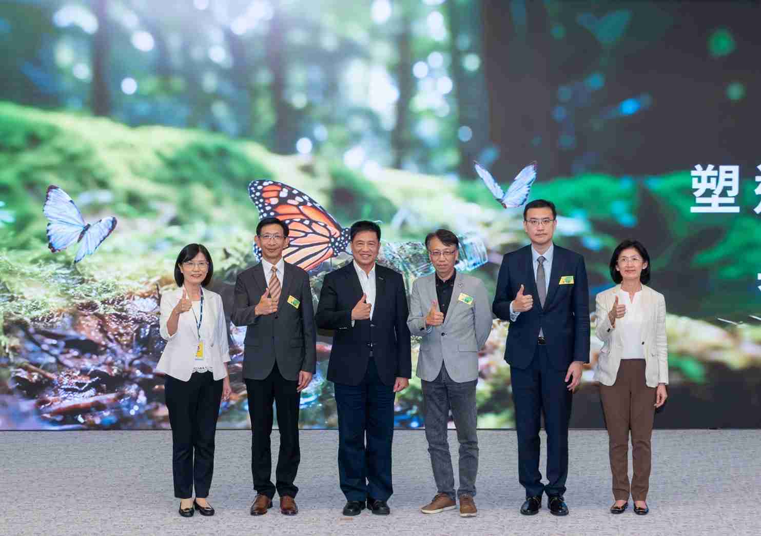 友達2023 CSR共榮大會，，邀請領域專家分享交流生物多樣性管理趨勢、、無塑產品、、海廢永續塑料等議題  （圖左到右：友達光電永續長古秀華、、、、3M台灣技術長陳君杰、、、友達光電董事長暨集團策略長彭双浪、、、光寶科技企業永續發展處處長陳慶暉、、、、安永聯合會計師事務所執業會計師曾于哲、、、友達光電供應鏈總部副總經理吳宜芳）