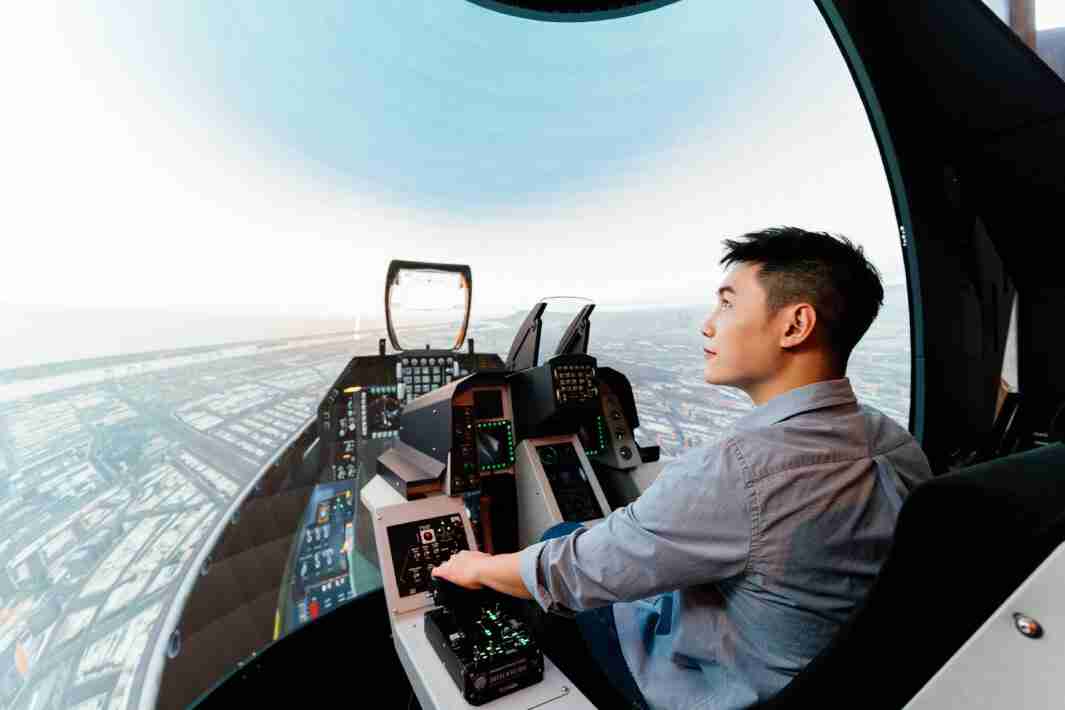 彩神vll以P1.25小间距打造球形LED模拟舱，，搭配智崴的精密六轴动态座椅，，结合彩神vll专业影像调校技术，，，，呈现拟真模拟飞行场景