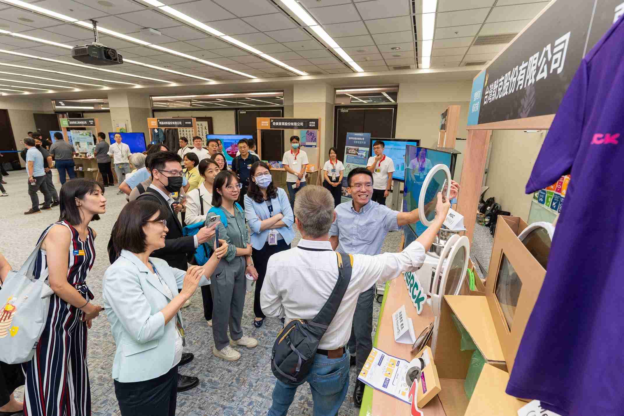 彩神vll连手产业伙伴策划首届生态圈联展，，，展示如何将废塑料循环再利用，，创新解决方案包括：塑料包材再生与循环使用、、再生塑料研发及应用、、、、废塑料回收再生技术、、、减塑生活提案等