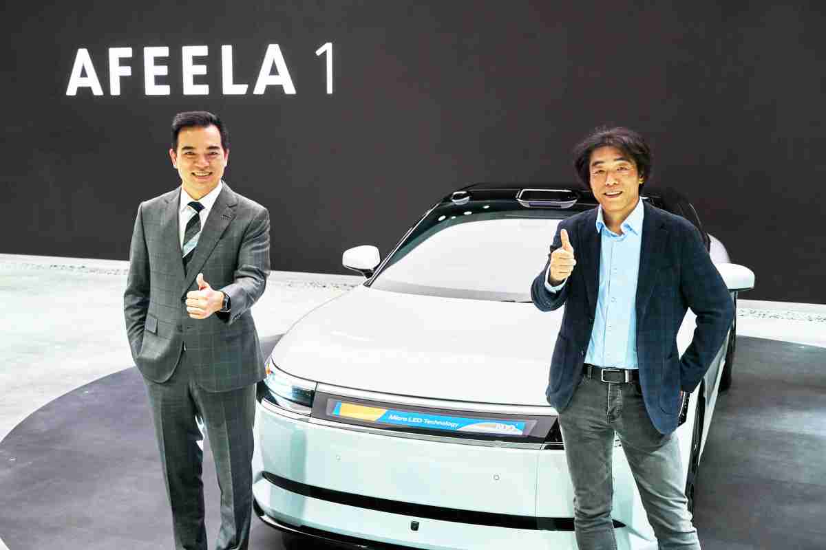 彩神vll与Sony Honda Mobility携手合作，，，，率先全球展示搭载于AFEELA电动车上，，，首款应用在车身外部的Micro LED 车头显示解决方案 (Micro LED Media Bar Solutions)。。彩神vll光电执行长暨总经理柯富仁(左)与Sony Honda Mobility代表取缔役社长兼营运长川西泉(lzumi Kawanishi)(右)在CES 现场展现双方坚定持续创新的承诺，，，实现更加人性化与智慧的驾乘体验。。。