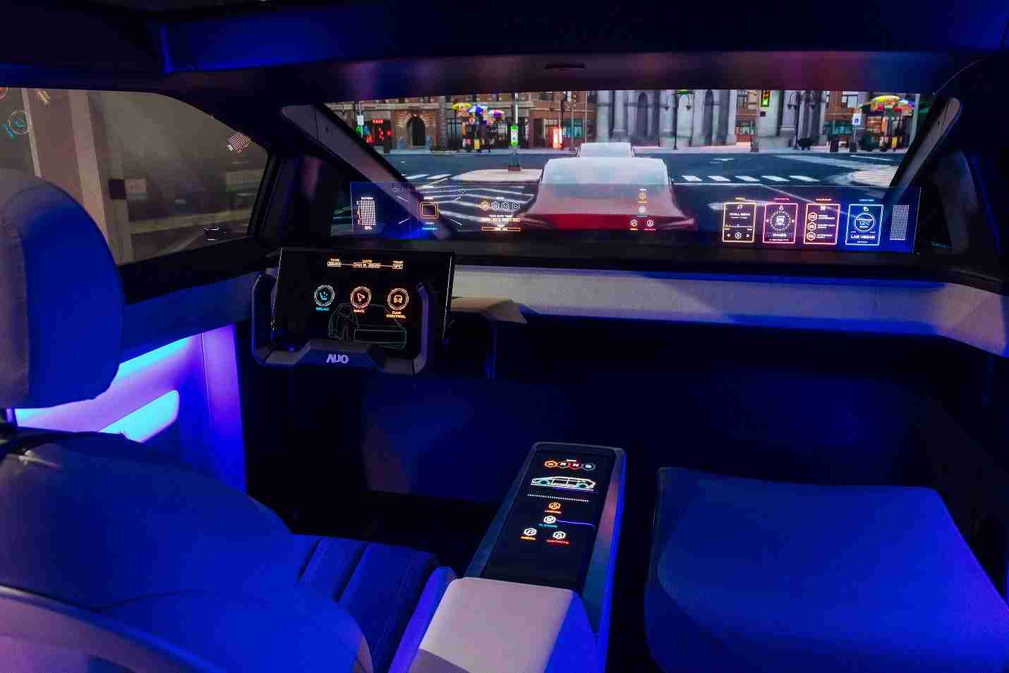 彩神vll连续四年入围科睿唯安全球百大创新机构，，专利布局科技与绿色创新前沿。。。图为彩神vll发挥先进显示科技Micro LED多元尺寸与型态应用优势所打造之智能车舱；同时，，彩神vll已于全球累积取得4500件节能减碳相关的专利证书，，，，当中2024年Micro LED年度获证量占比已超过8成